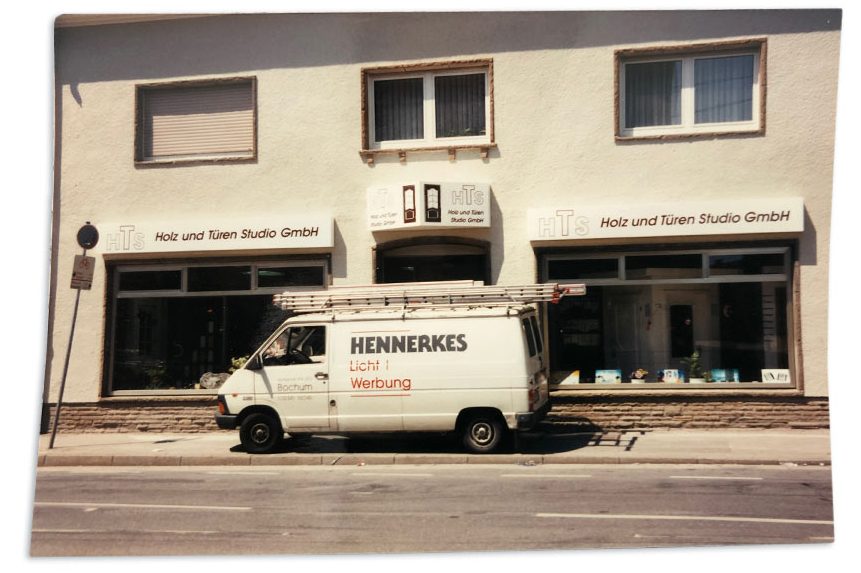 Montagefahrzeug der Firma Hennerkes Licht und Werbung aus den 1990er Jahren
