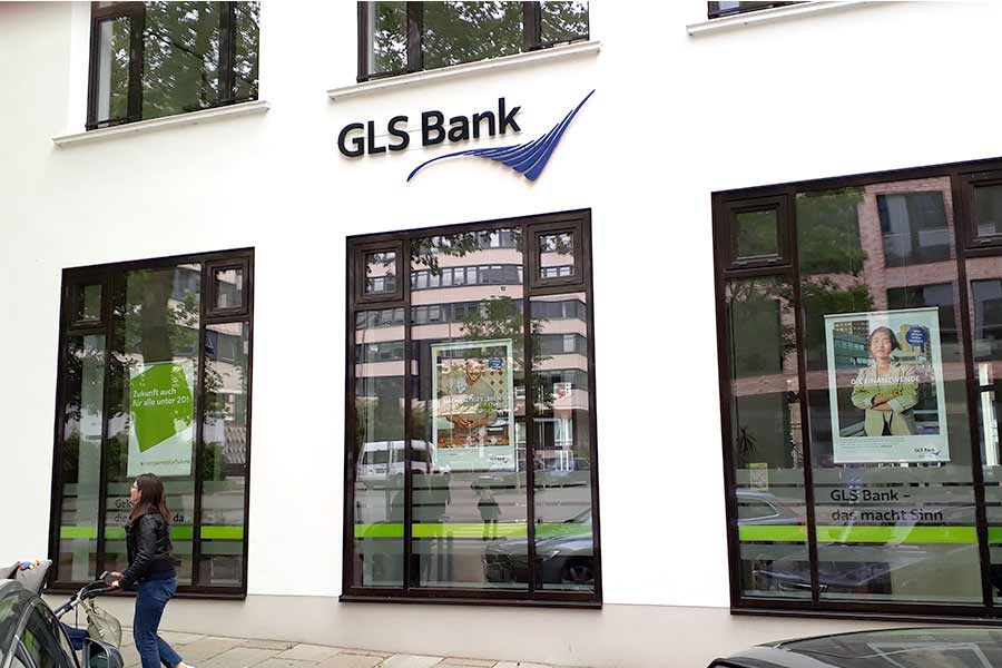 Außenwerbung Schriftzug an der Fassade der GLS Bank von Hennerkes Licht und Werbung