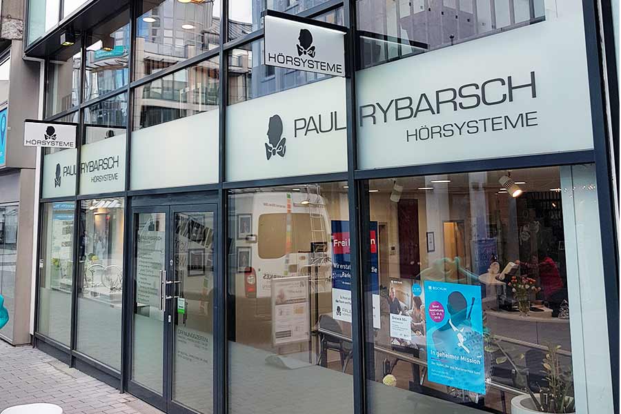 Schaufensterfolierung und Ausleger von Paul Rybarsch Hörakustik in Bochum durch Hennerkes Licht und Werbung