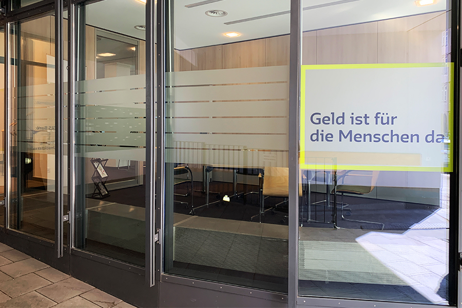 Fensterbeschriftung für die GLS Bank Bochum von Hennerkes Licht und Werbung