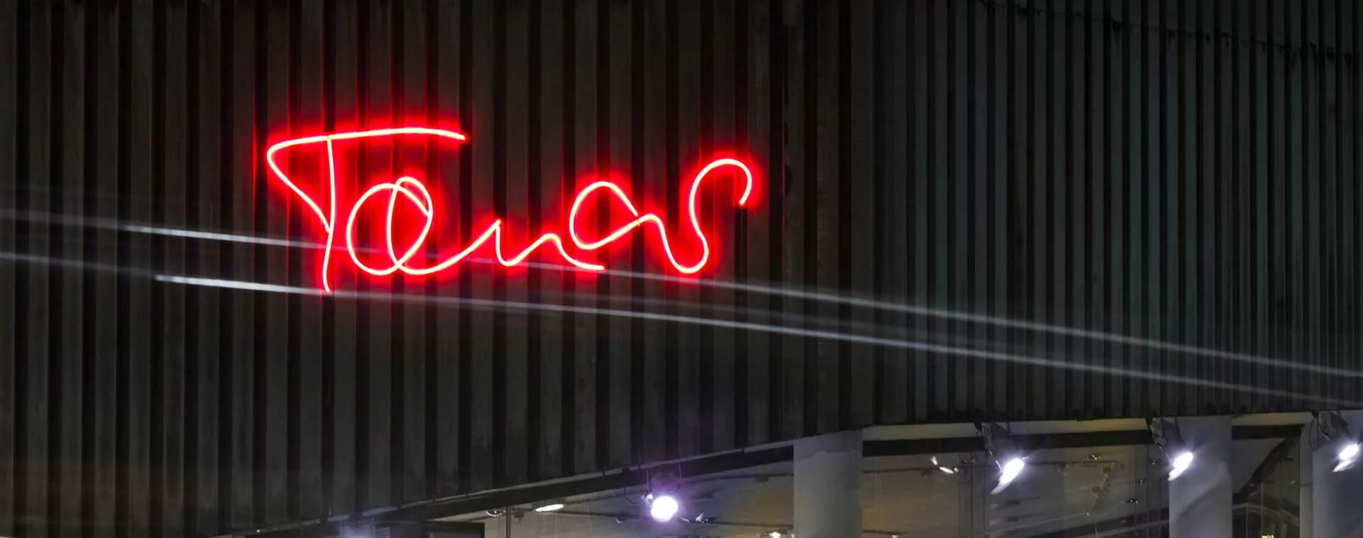 Neon Schriftzug des Tanas in Bochum am Schauspielhaus Bochum. Lichtwerbung von Hennerkes Licht + Werbung