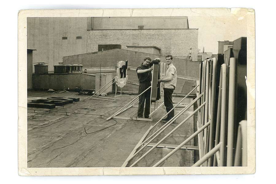Mitarbeiter der Firma Reklame Hennerkes montieren eine Dachwerbeanlage in 1960er Jahren. Foto: Reinhold Dembeck