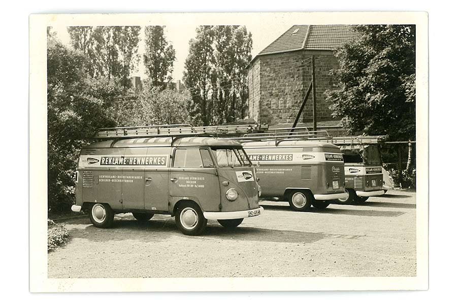 Fahrzeugflotte des Werbetechnikers Hennerkes Licht und Werbung aus Bochum im Jahre 1960